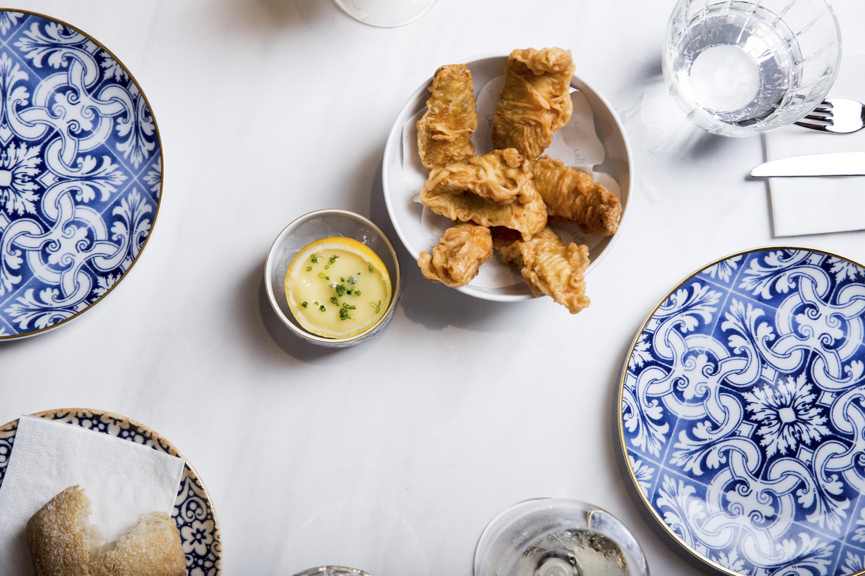 Eme Catedral Mercer Hotel Seville Exterior photo Fried chicken at the restaurant