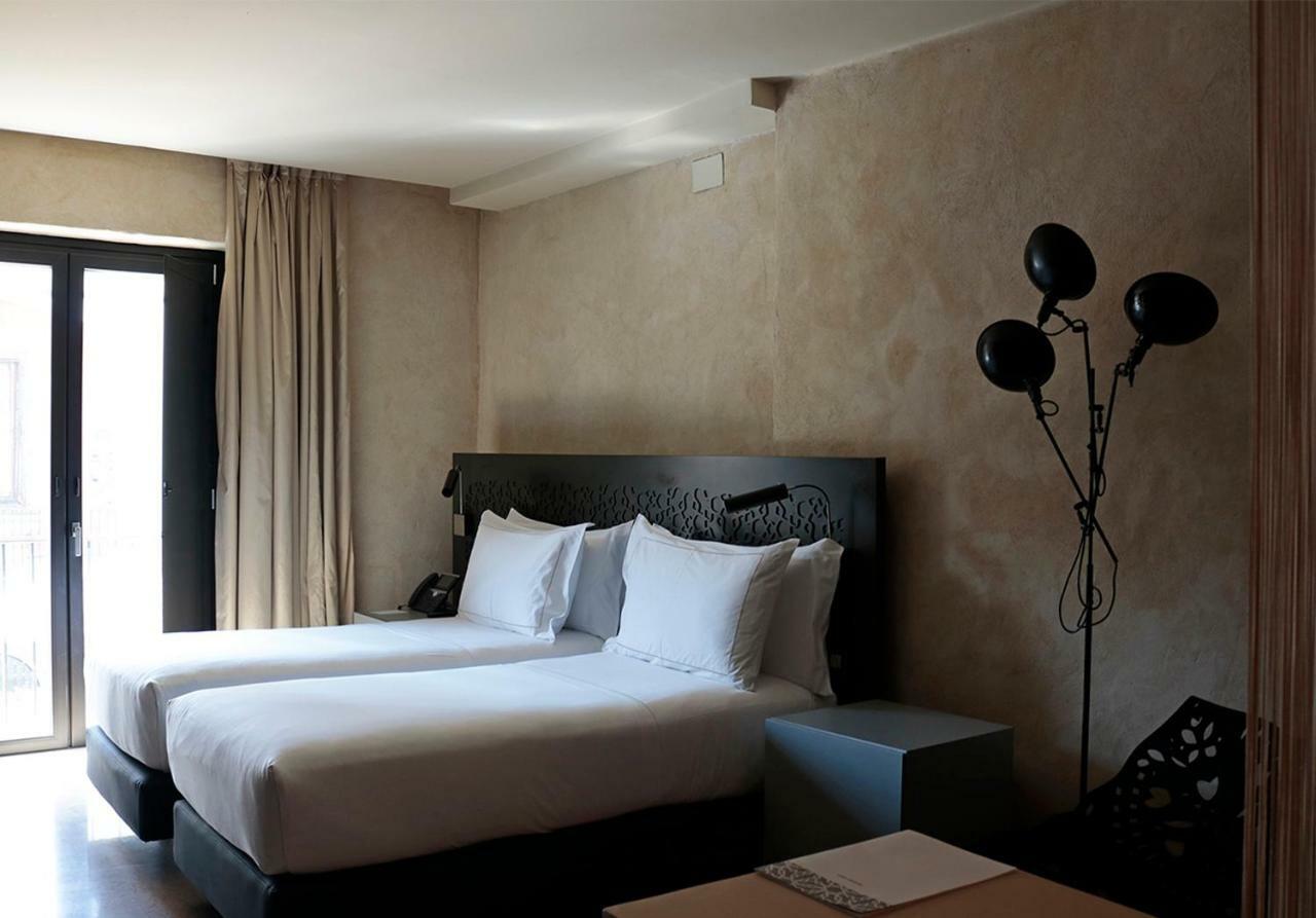 Eme Catedral Mercer Hotel Seville Exterior photo A room at the hotel