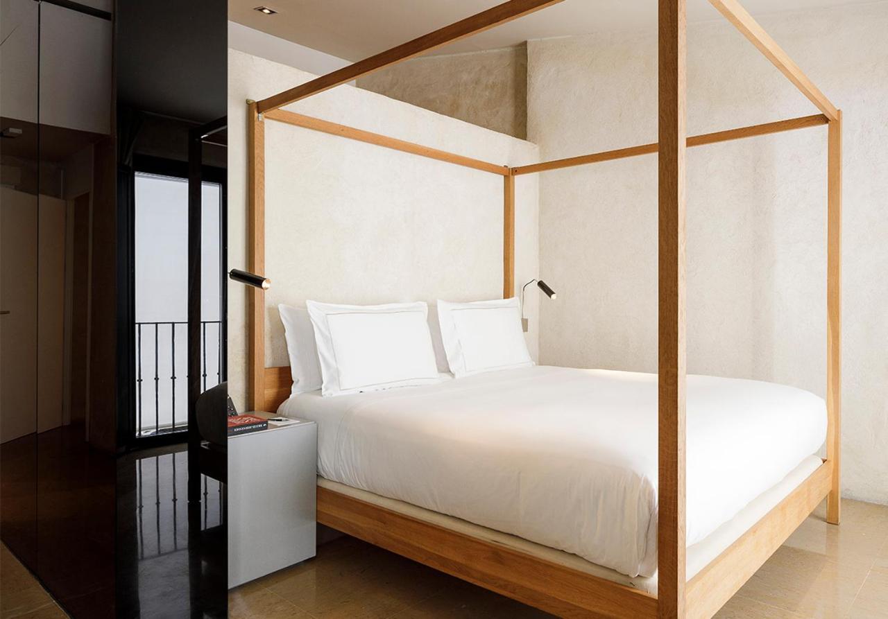 Eme Catedral Mercer Hotel Seville Exterior photo A four-poster bed